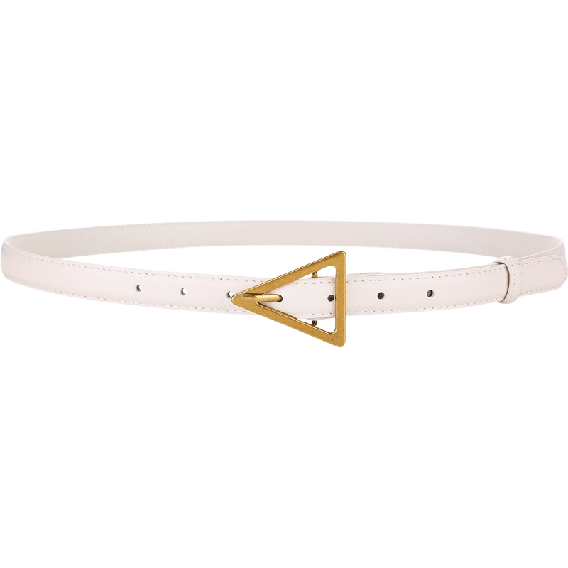 Ceinture fine en cuir blanc modèle Paola avec boucle dorée en forme de triangle minimaliste et originale.