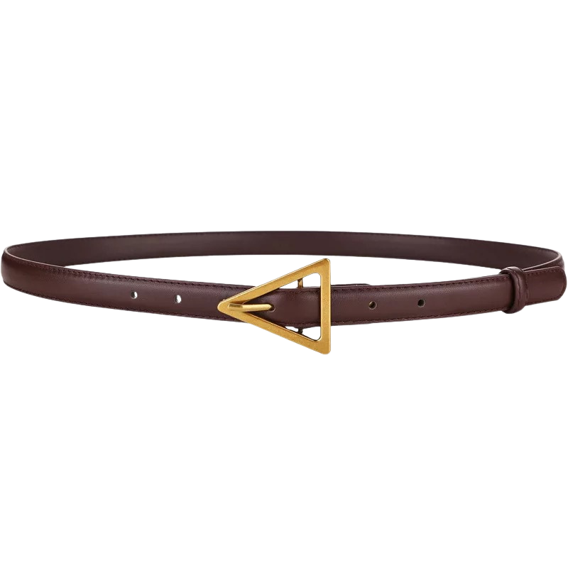 Ceinture fine en cuir marron foncé pour femme, modèle Paola, avec une boucle dorée originale en forme de triangle.