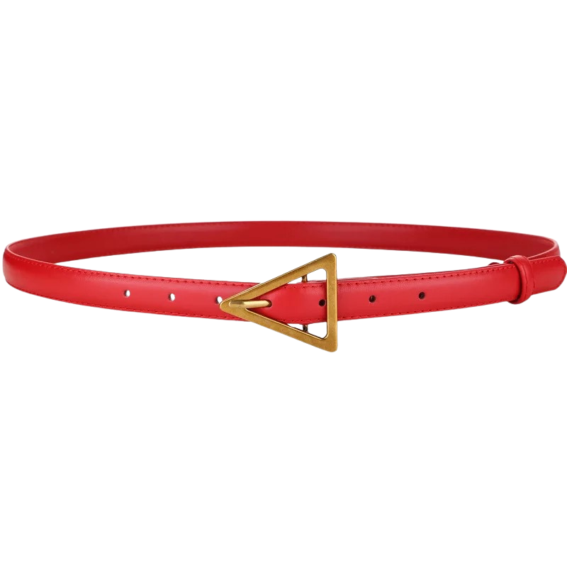 Ceinture fine rouge Paola en cuir pleine fleur avec une boucle dorée triangle originale et minimaliste.