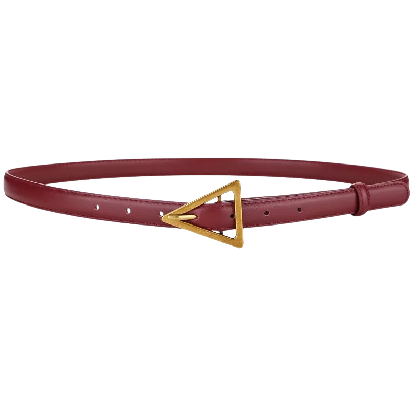Ceinture fine pour femme Paola en cuir bordeaux avec boucle dorée en forme de triangle.
