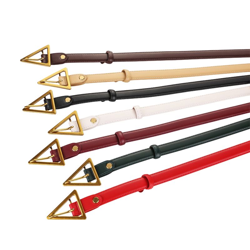Ensemble de ceintures fines Paola en cuir pleine fleur avec boucle dorée triangulaire. Couleurs disponibles : marron, beige, noir, blanc, bordeaux, vert sapin et rouge.