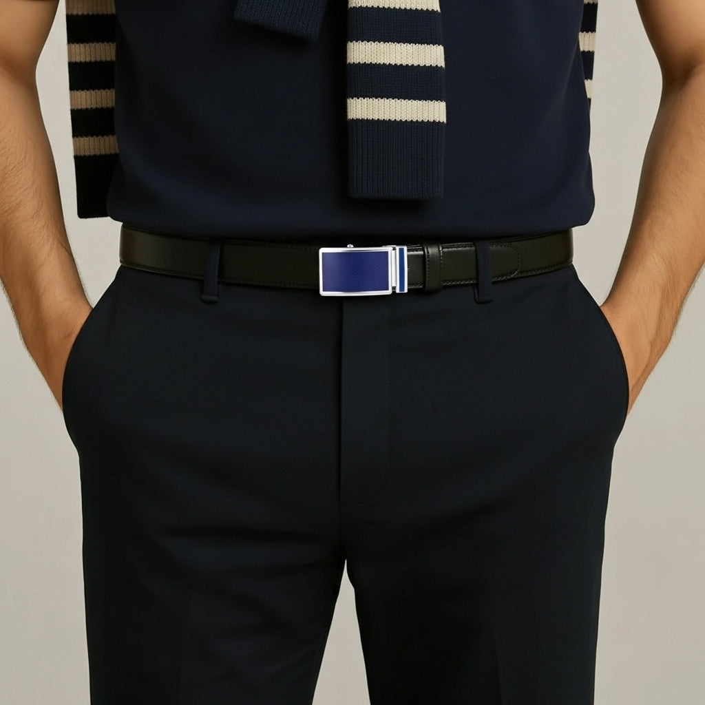 Ceinture Parisien 20 pour homme en cuir de vachette noir avec boucle automatique rectangulaire bleu et argenté. #fullwidth