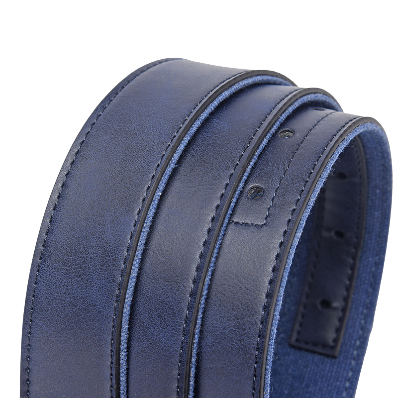 Ceinture homme PascalZen en cuir bleu avec effet textile et surpiqûres contrastantes, gros plan sur la lanière.