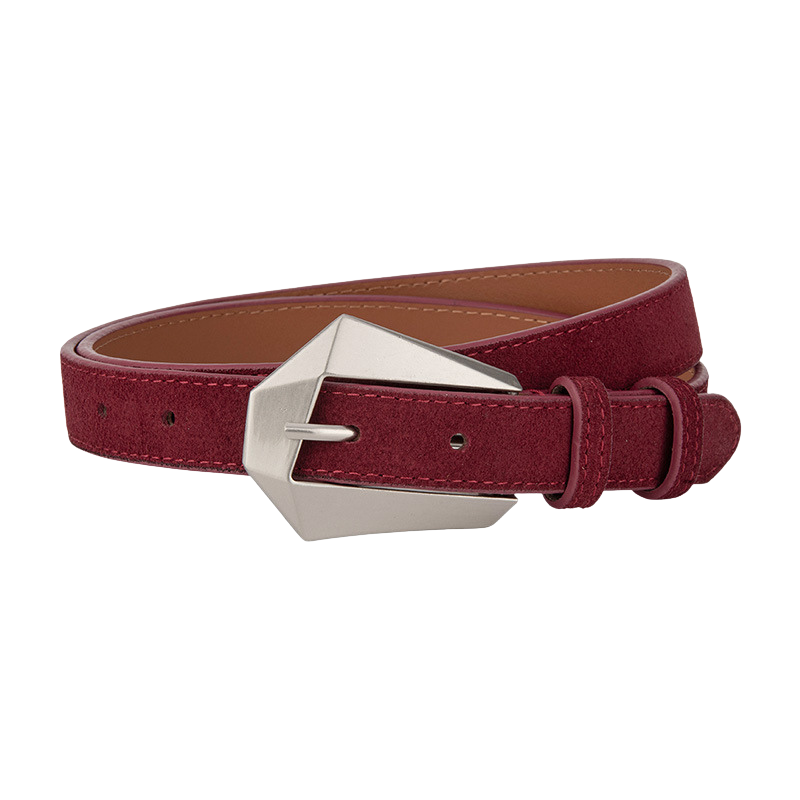 Ceinture Perrine en daim refendu bordeaux avec boucle ardillon argentée asymétrique et géométrique.