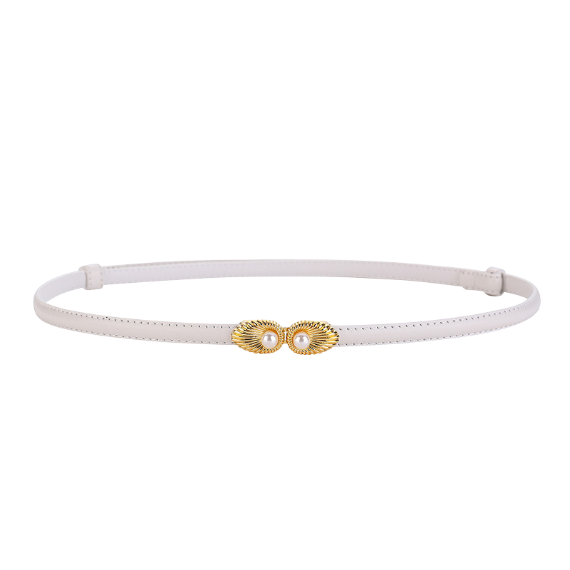 Ceinture fine blanche en cuir pour femme, modèle Pivoine, avec une boucle dorée décorative ornée de deux perles.