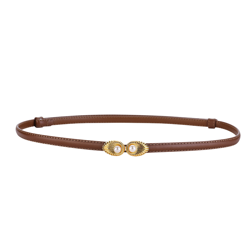 Ceinture fine en cuir marron pour femme, modèle Pivoine, avec une boucle dorée décorative ornée de deux perles blanches.