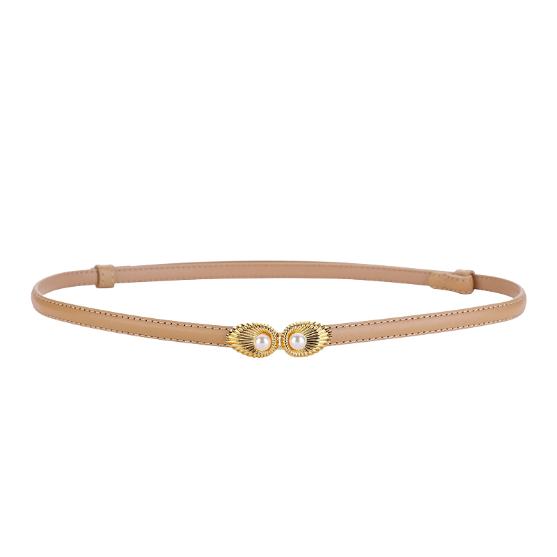 Ceinture fine beige en cuir pour femme, modèle Pivoine, avec une boucle dorée ornée de deux perles et un système de fermeture à double crochet.