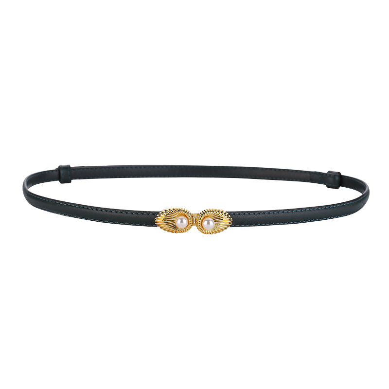 Ceinture femme Pivoine fine en cuir vert, avec une boucle dorée décorative en forme de coquillage ornée de perles, sur fond noir.