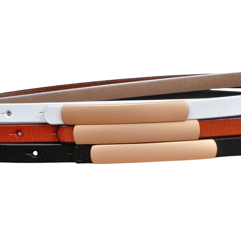 Ceinture fine pour femme Pureté en cuir refendu disponible en plusieurs couleurs : blanc, noir, brun clair et orange, avec boucle rectangulaire dorée. #fullwidth