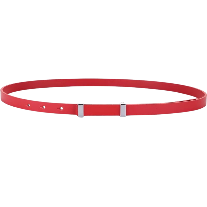 Ceinture fine rouge en cuir pour femme, modèle Quintessence, avec une boucle rectangulaire plate en métal argenté.