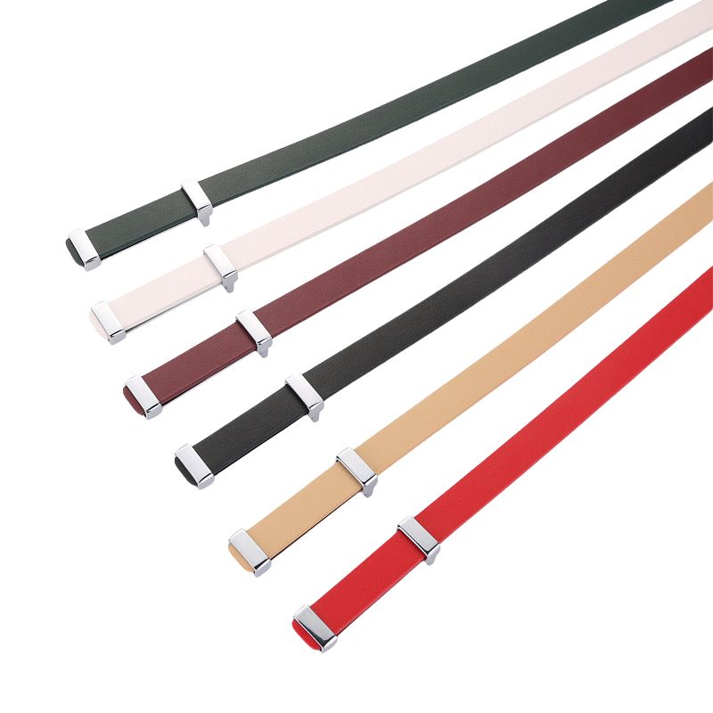Ceintures fines de différentes couleurs (vert forêt, blanc cassé, bordeaux, noir, beige et rouge) avec boucle argentée discrète, collection Quintessence.