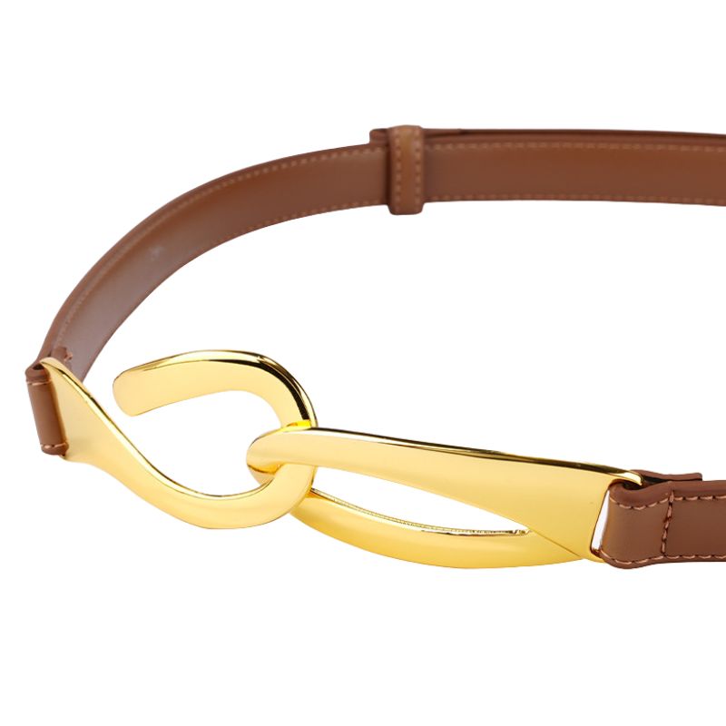 Ceinture fine en cuir marron avec une boucle dorée audacieuse en forme de nœud, inspirée du style coréen chic. La ceinture Ravissante est ajustable sans perforation.