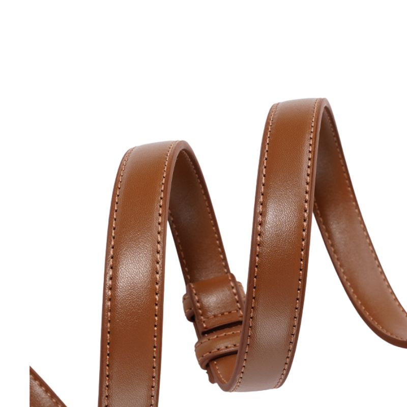 Ceinture fine en cuir marron modèle Ravissante, avec surpiqûres discrètes et boucle ajustable.
