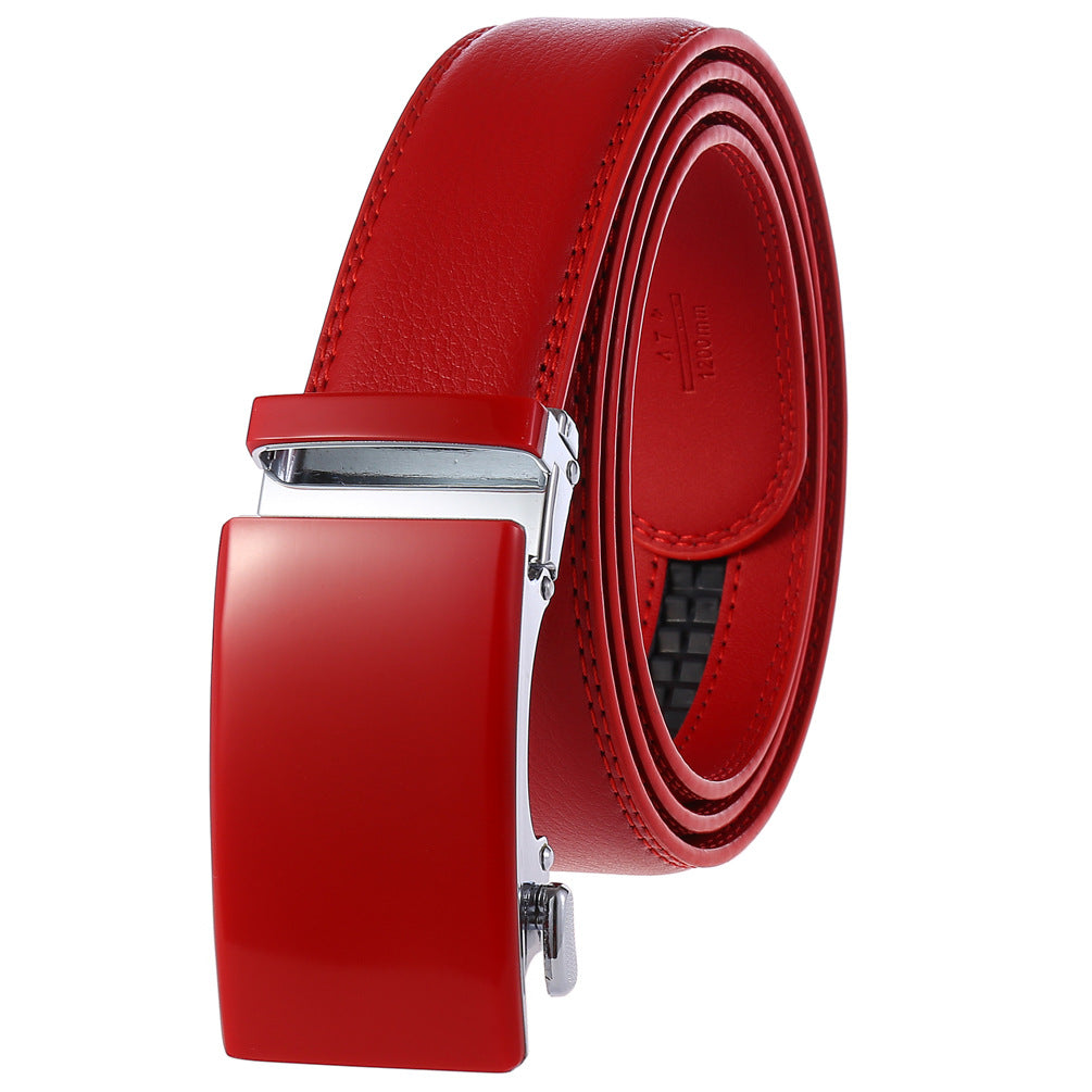 Ceinture homme Renoir en cuir rouge avec boucle automatique rectangulaire argentée et rouge. La lanière est en cuir refendu texturé 20T.