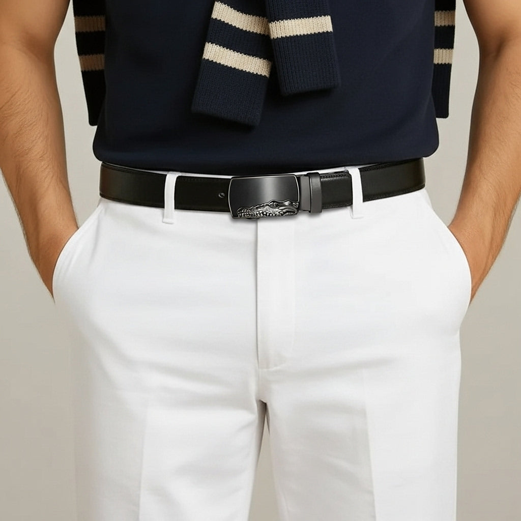 Ceinture noire pour homme, modèle Rimbaud, en cuir de vachette texturé avec une boucle automatique argentée ornée d'un motif crocodile en relief. #fullwidth
