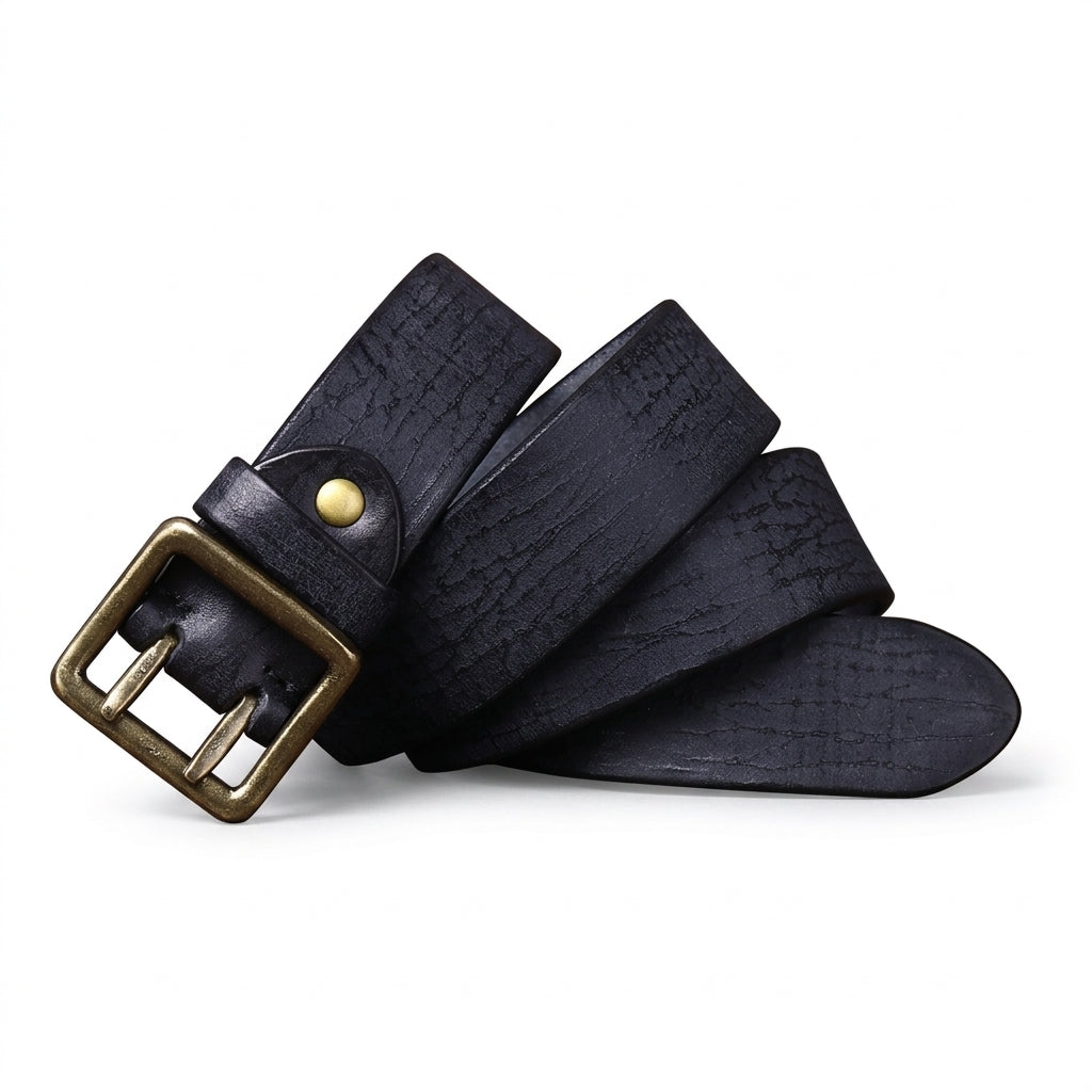 Ceinture pour homme Rohan en cuir de vachette pleine fleur noir à l'aspect vieilli et craquelé, équipée d'une boucle rectangulaire à double ardillon en cuivre vieilli.