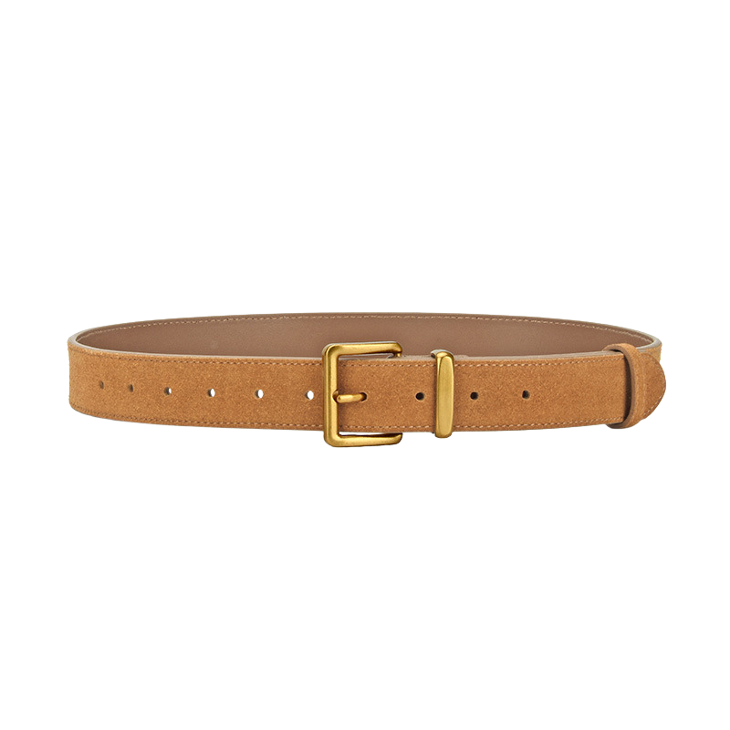 Ceinture en daim de vachette refendu de couleur camel, modèle Romane, avec une boucle ardillon rectangulaire en métal doré et plusieurs trous pour l'ajustement.