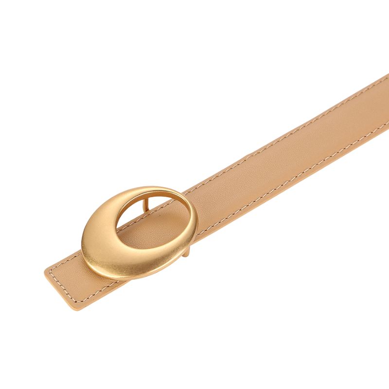 Ceinture femme Rosalie en cuir lisse beige avec une boucle ovale asymétrique en métal doré brossé.