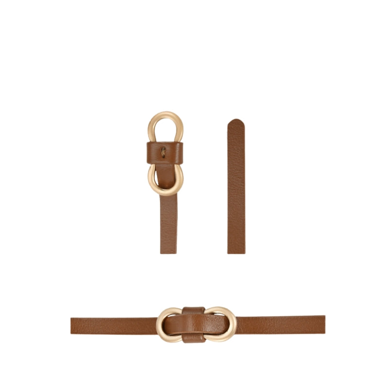 Ceinture fine en cuir marron avec boucle dorée à double anneau, sans trou, système de fermeture facile.