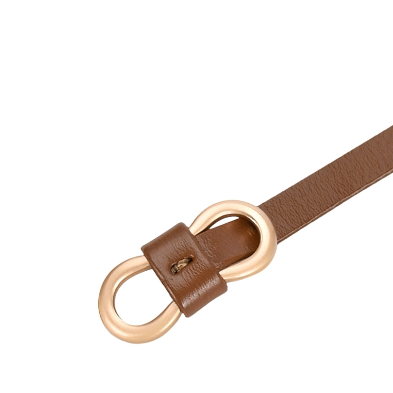 Ceinture fine en cuir marron avec boucle dorée sans trou, détail du fermoir de la ceinture Rose.