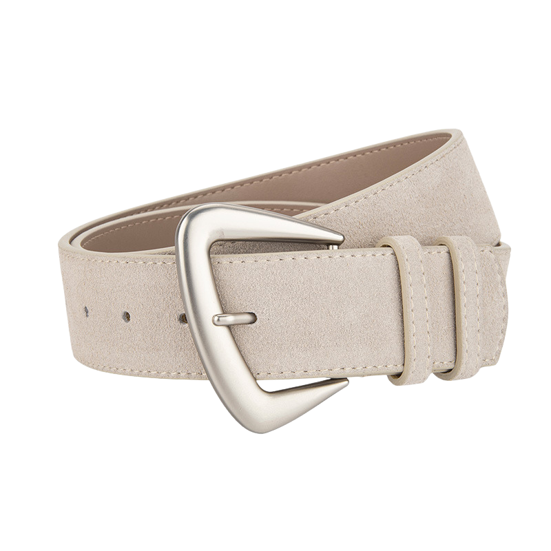 Ceinture femme Rosée en daim beige avec boucle argentée en forme de D arrondie. Largeur de 4,3 cm et épaisseur de 3 mm, elle est idéale pour sublimer un jean ou un pantalon habillé.