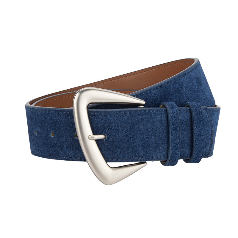 Ceinture pour femme Rosée en daim bleu marine avec boucle argentée en forme de D arrondie. Largeur de 4,3 cm.