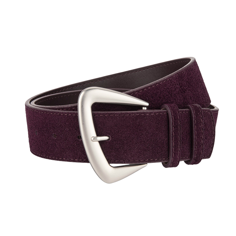 Ceinture Rosée en daim violet avec une boucle ardillon argentée en forme de D arrondie. Largeur de 4,3 cm, épaisseur de 3 mm, et boucle en alliage métallique.