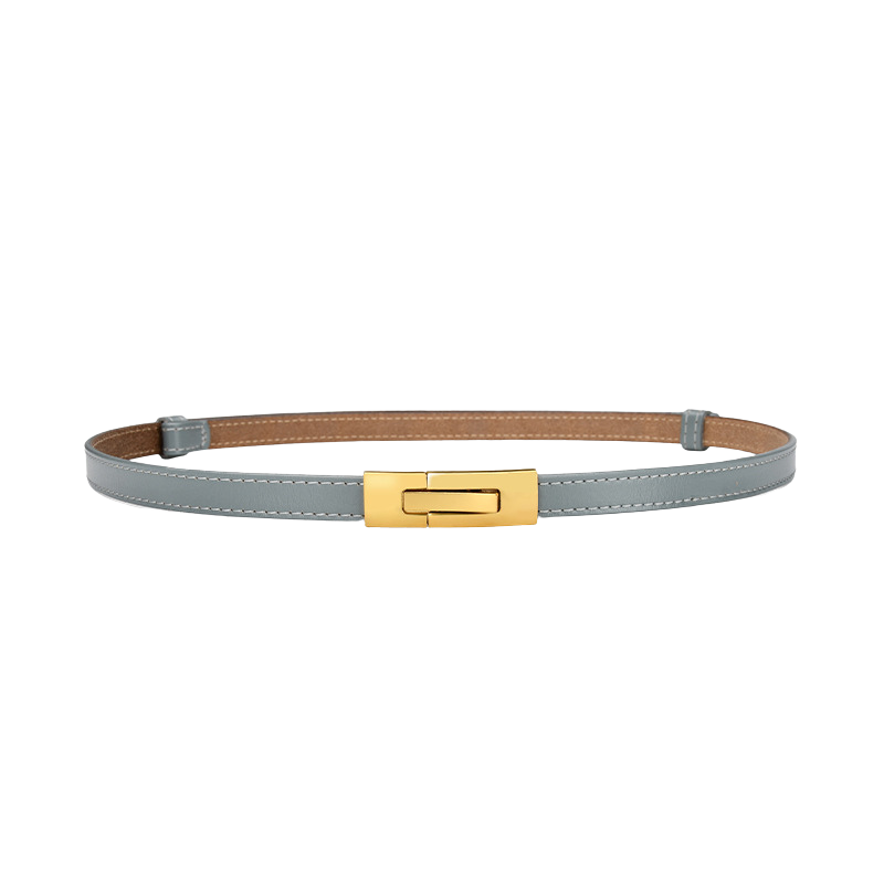 Ceinture femme fine Roxanne en cuir bleu clair avec boucle rectangulaire dorée et coutures blanches apparentes.