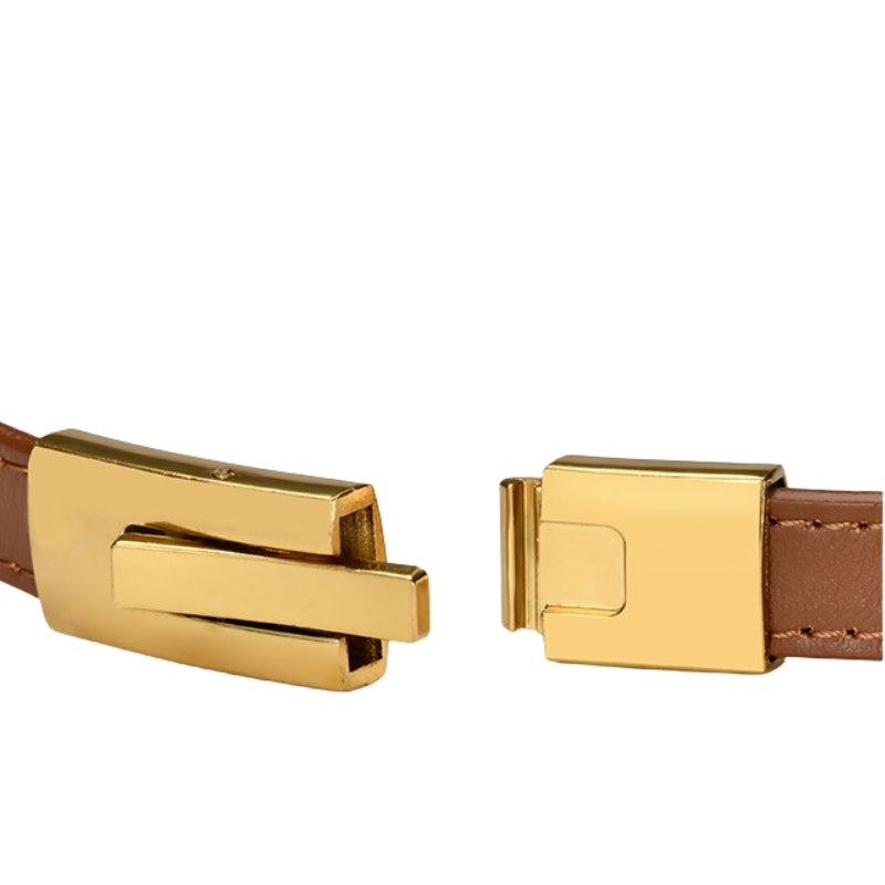 Ceinture femme Roxanne en cuir marron avec boucle rectangulaire dorée à cliquet, vue rapprochée du fermoir.