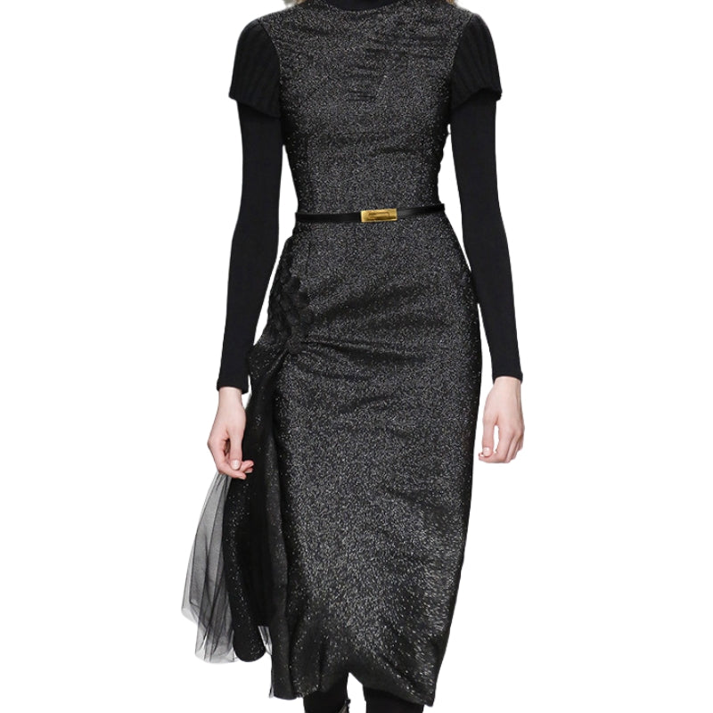 Ceinture femme Roxanne fine en cuir noir avec boucle rectangulaire dorée, portée sur une robe longue à paillettes.