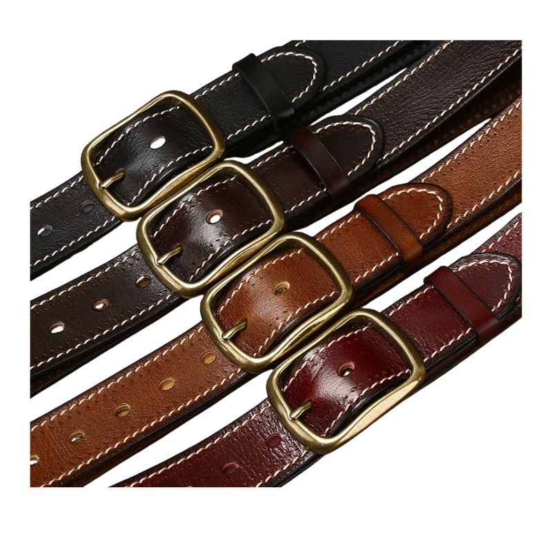 Vue rapprochée de quatre ceintures pour homme Rustiborn en cuir pleine fleur de vachette, aux teintes brun foncé, marron, brun clair et bordeaux, chacune ornée d'une boucle ardillon rectangulaire en cuivre doré et de surpiqûres contrastantes blanches. #fullwidth