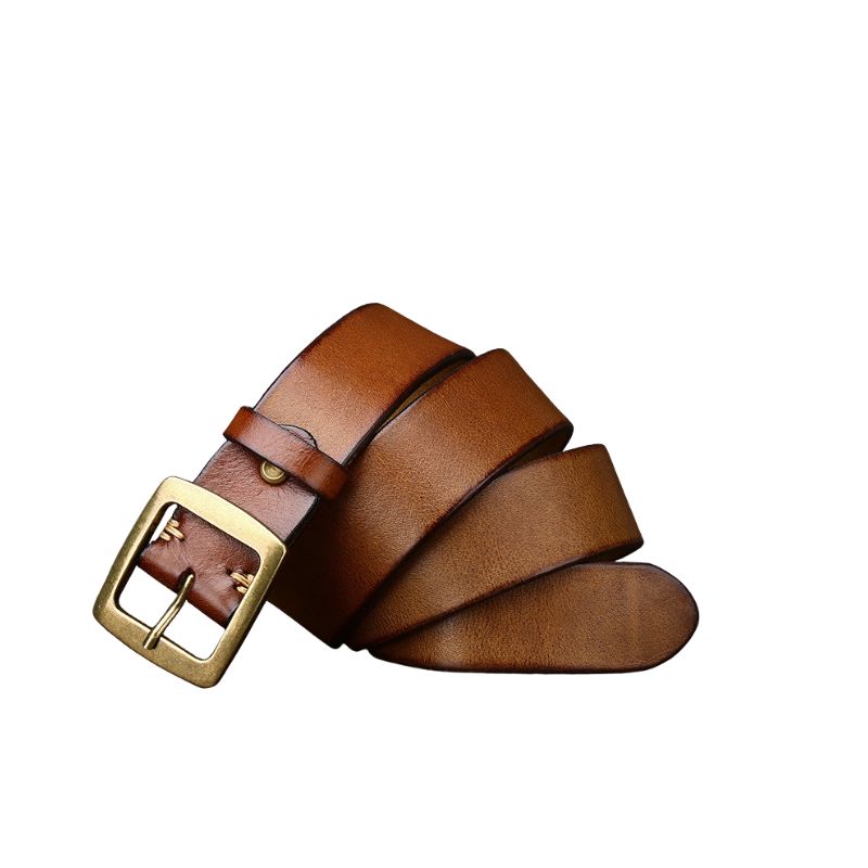 Ceinture Rustor en cuir pleine fleur marron clair avec boucle ardillon dorée vieillie, vue de près sur fond blanc.