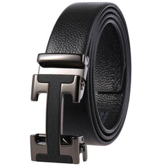 Ceinture pour homme Sacha en cuir noir texturé avec boucle automatique argentée en forme de H et système de réglage sans trous.