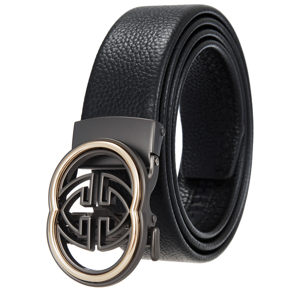 Ceinture Sacha Lux3 pour homme en cuir noir texturé avec boucle automatique argentée et dorée ornée d'un motif gravé. #fullwidth