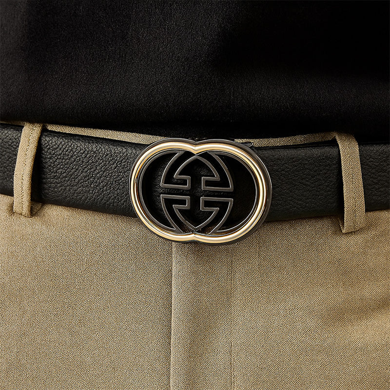 Ceinture Sacha Lux pour homme en cuir refendu texturé noir avec boucle automatique double G dorée et argentée, portée avec un pantalon beige. #fullwidth