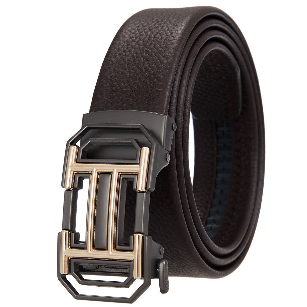 Ceinture pour homme Sacha Lux4 en cuir marron avec boucle automatique noire et dorée, aspect texturé.