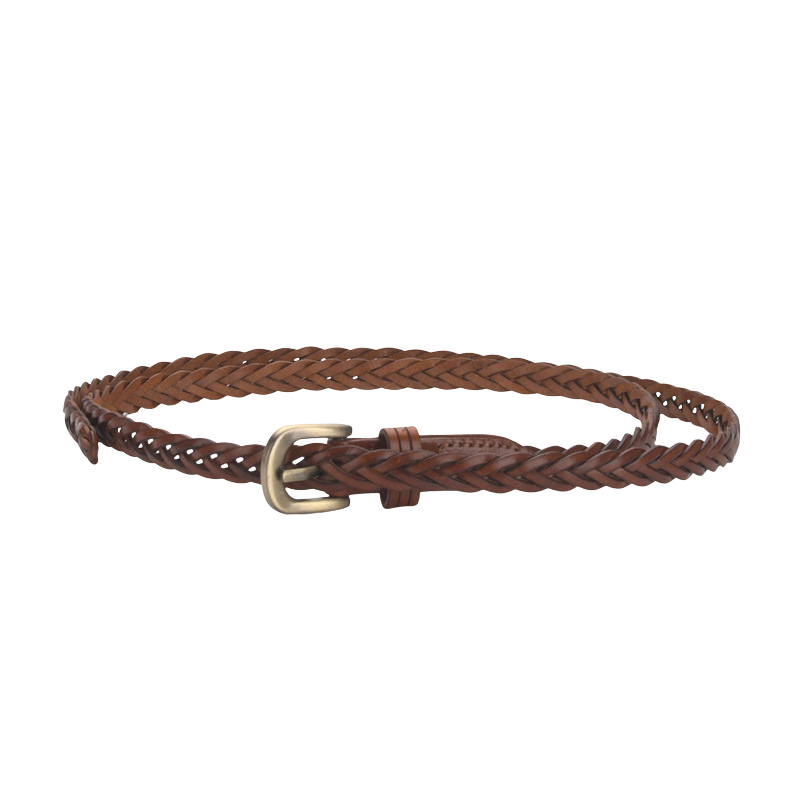 Ceinture fine tressée Salomé en simili cuir marron foncé avec une boucle arrondie en alliage de style rétro.