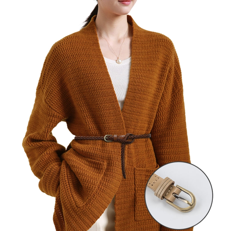 Ceinture fine Salomé tressée en simili cuir marron avec boucle arrondie en alliage, portée sur un gilet marron par une femme.