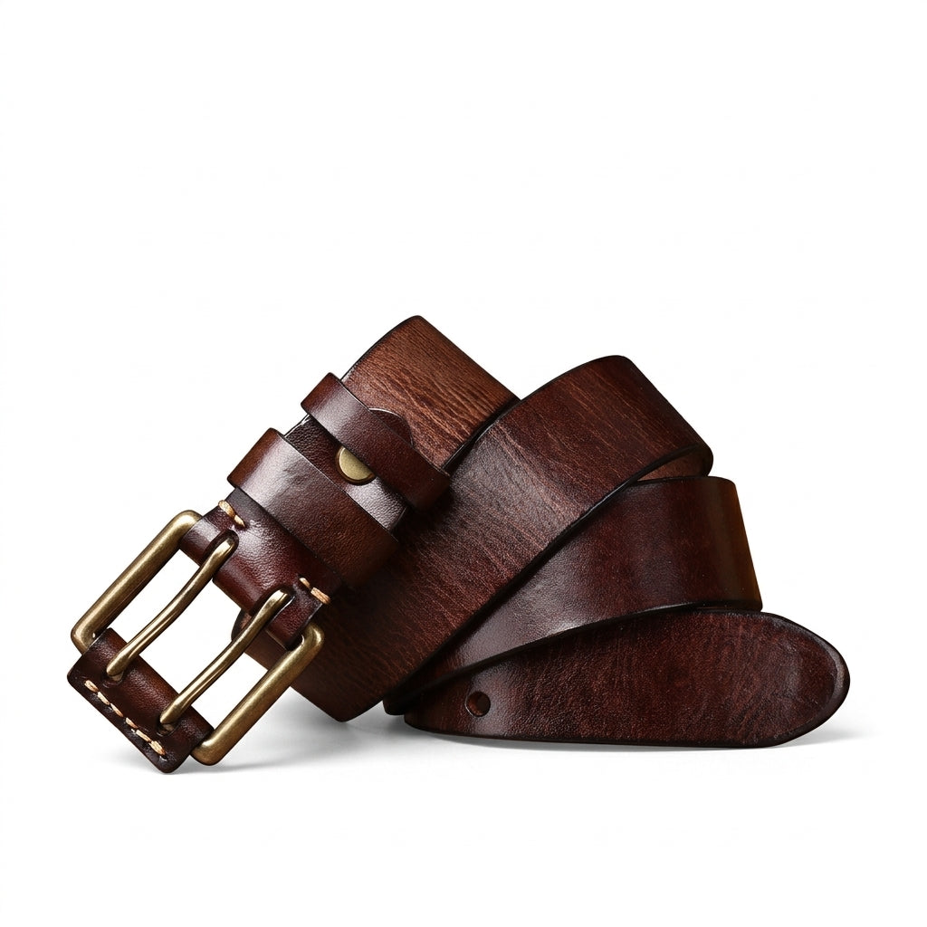 Ceinture homme Sancerre en cuir pleine fleur marron avec boucle double ardillon dorée vieillie, présentée sur un fond sombre et une surface en bois #fullwidth