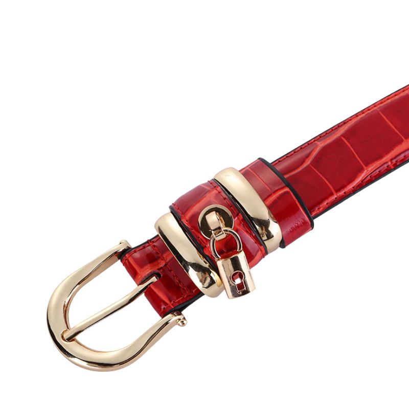 Ceinture femme Saphir rouge en cuir avec finition vernie effet crocodile et boucle ardillon dorée ornée d'un cadenas décoratif.