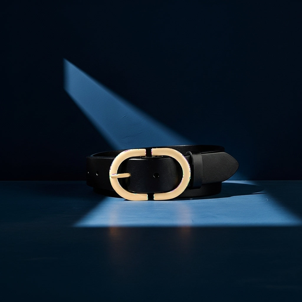 Ceinture Saphira noire en cuir lisse avec une boucle ovale allongée dorée, sur fond bleu avec jeu d'ombres #fullwidth