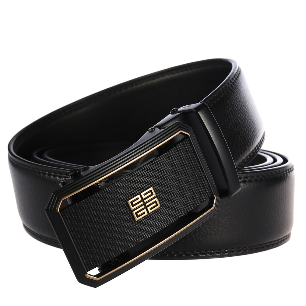 Ceinture homme Sartre en cuir noir avec boucle rectangulaire automatique noire et dorée texturée.