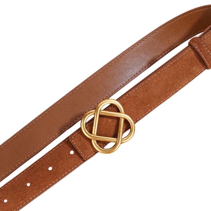 Ceinture Sensuelle en suède marron avec boucle dorée en forme de nœud.