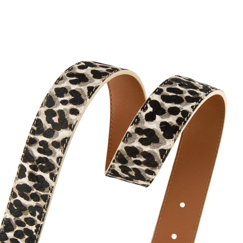 Ceinture pour femme Sérénité en cuir pleine fleur avec un imprimé léopard audacieux et une doublure en cuir marron. #fullwidth