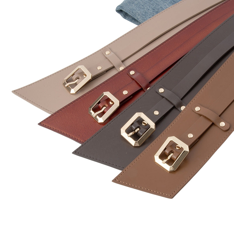 Plusieurs ceintures larges Solène pour femme, en cuir de vachette pigmenté, avec boucles ardillon carrées dorées. Couleurs disponibles : beige, marron, anthracite et camel.