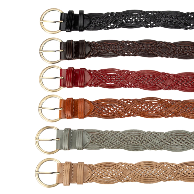 Ensemble de six ceintures larges pour femme, modèle Sophie, en simili cuir tressé, avec boucles ardillon rondes en métal doré vieilli. Couleurs disponibles : noir, marron foncé, rouge bordeaux, camel, gris et beige.