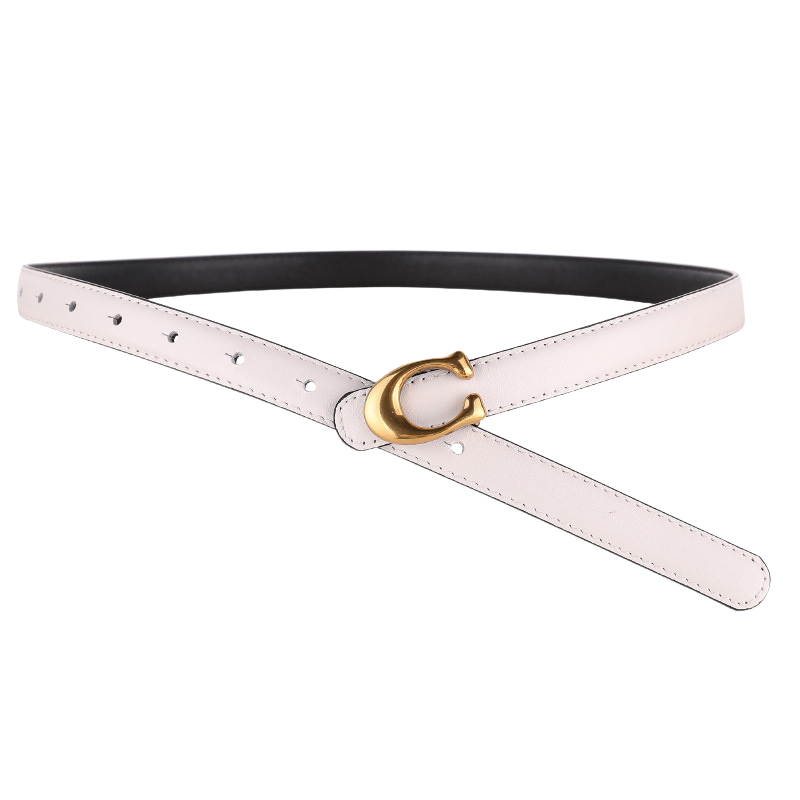 Ceinture fine blanche en cuir pour femme, modèle Sublime, avec boucle dorée en forme de C stylisé.
