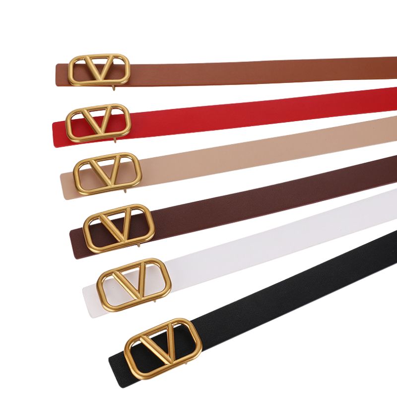 Ceinture Talitha en cuir refendu de vachette disponible en plusieurs coloris : marron, rouge, beige, chocolat, blanc et noir, avec boucle rectangulaire en métal doré ornée d'un motif lettre.