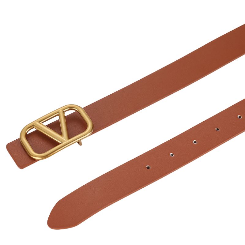 Ceinture Talitha en cuir marron avec boucle dorée en forme de V.