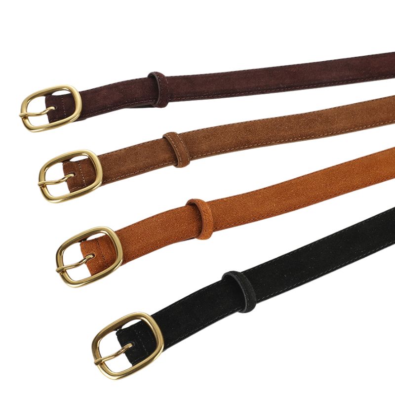 Quatre ceintures Tendre pour femme en cuir suédé marron foncé, marron clair, brun et noir, chacune avec une boucle ardillon ovale dorée.
